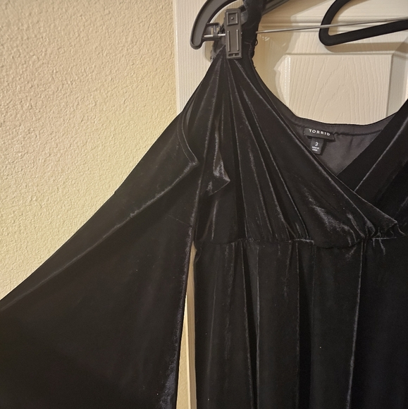 Torrid Velvet Cold Shoulder Dress - Picture 4 of 6